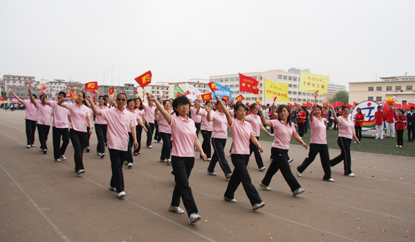 【校运会报道】我院师生阔步走过主席台 【校运会报道】我院师生阔步走过主席台