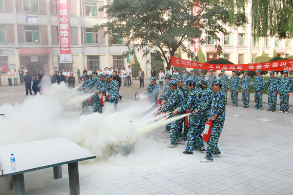 我院举行新生地震消防综合应急疏散演练 我院举行新生地震消防综合应急疏散演练