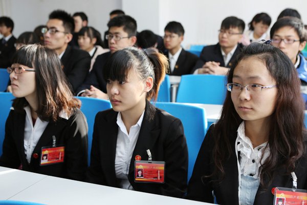 我院组织师生收看党的十八大开幕会