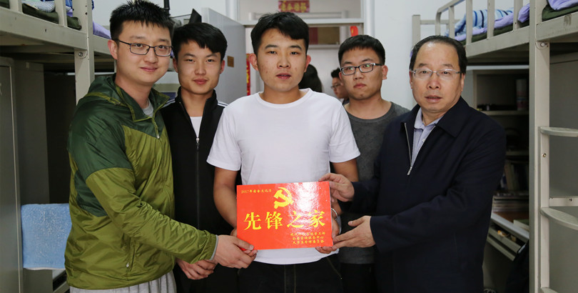 我院宿舍文化月“先锋之家”成功挂牌