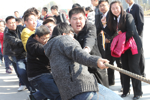 我院第八届纪念“一二•九运动”主题拔河比赛开幕