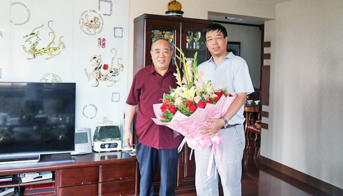 我院“七一”前夕开展走访慰问党员活动