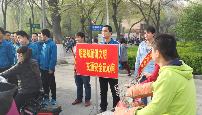 我院开展文明交通主题宣传教育服务活动