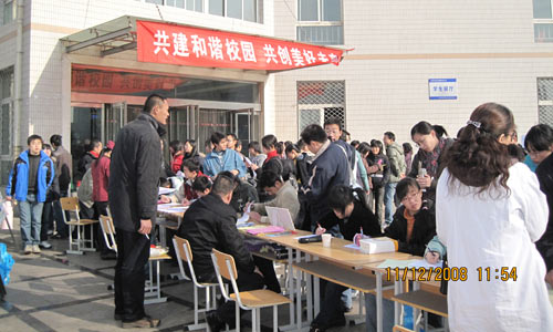 我院与太原理工大学长风服务中心等四单位联合开展“和谐、健康、安全、节约”宣传教育及签名活动