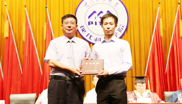 我院隆重举行2015届毕业生毕业典礼暨学位授予大会