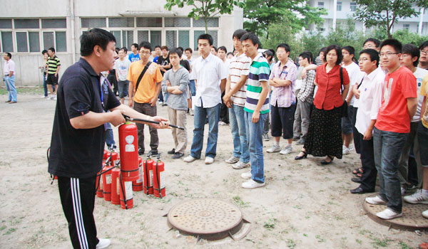 学校保卫处与我院联合举行安全教育培训讲座 学校保卫处与我院联合举行安全教育培训讲座