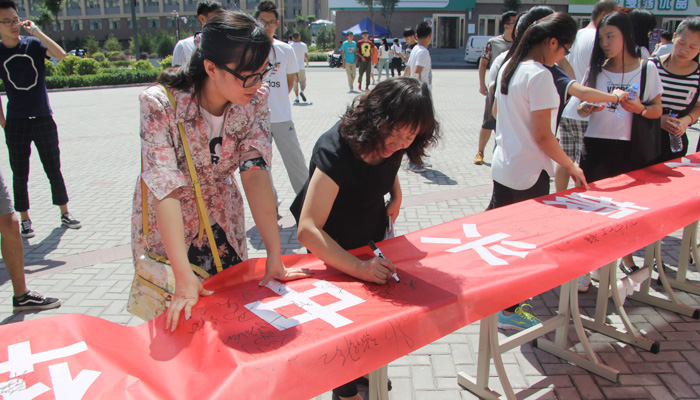 我院组织学生集体收看抗战胜利70周年阅兵式直播