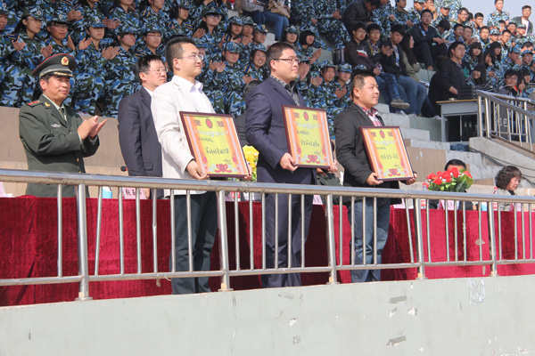 我院隆重举行2012级新生军训汇报表演暨总结表彰大会