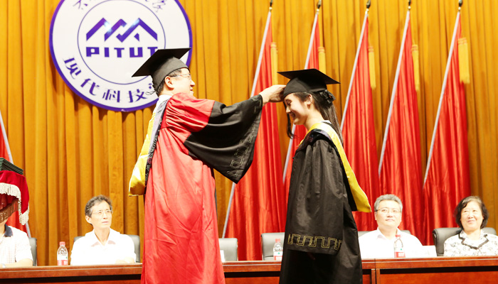 我院隆重举行2015届毕业生毕业典礼暨学位授予大会