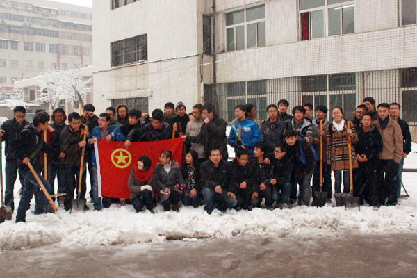 我院学生积极开展义务劳动清扫积雪 我院学生积极开展义务劳动清扫积雪