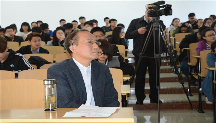 天津大学杨全红教授应邀来我院作题为《简单造就神奇—碳、石墨烯和科学研究》的学术讲座