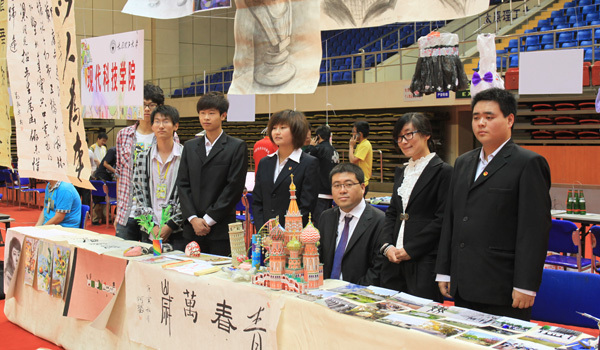 我院参加校2011年春季创意市集 我院参加校2011年春季创意市集