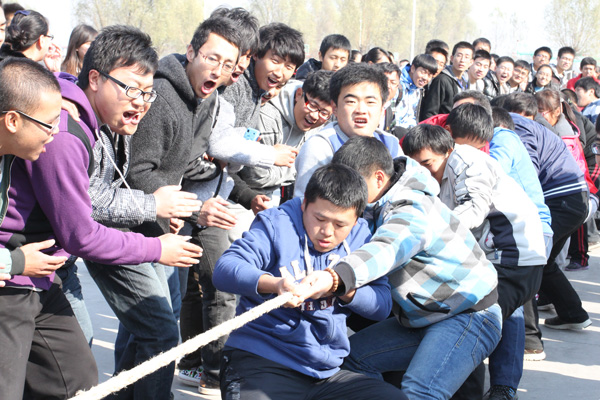 我院第八届纪念“一二•九运动”主题拔河比赛开幕