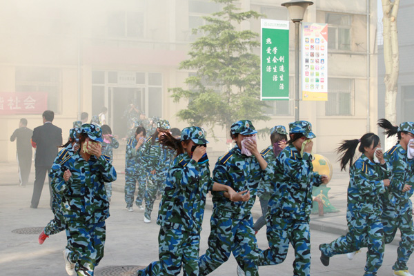 我院举行新生地震消防综合应急疏散演练 我院举行新生地震消防综合应急疏散演练
