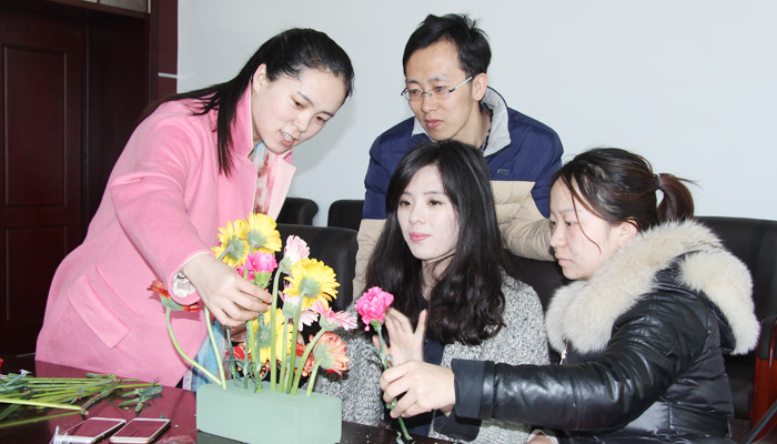 我院举行“青春·知性·美丽”庆祝“三八”妇女节插花比赛