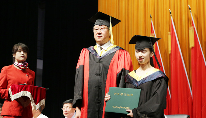 我院隆重举行2015届毕业生毕业典礼暨学位授予大会