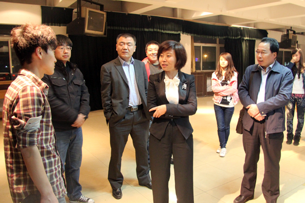 梁丽萍副校长亲临我院看望慰问参演校庆晚会人员