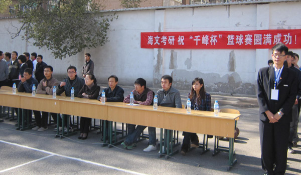我院千峰校区举行“第四届新生篮球赛” 我院千峰校区举行“第四届新生篮球赛”