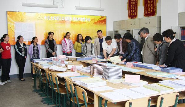校党委常委、组织部长李大公一行三人来我院检查工作 校党委常委、组织部长李大公一行三人来我院检查工作