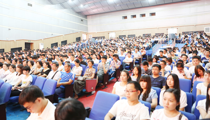 我院隆重举行2015届毕业生毕业典礼暨学位授予大会