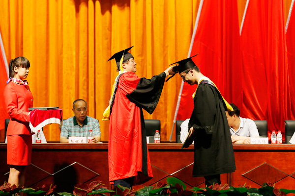 我院举行2013届毕业生毕业典礼暨学位授予大会