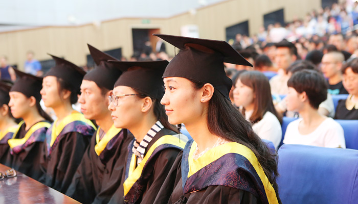 我院隆重举行2015届毕业生毕业典礼暨学位授予大会