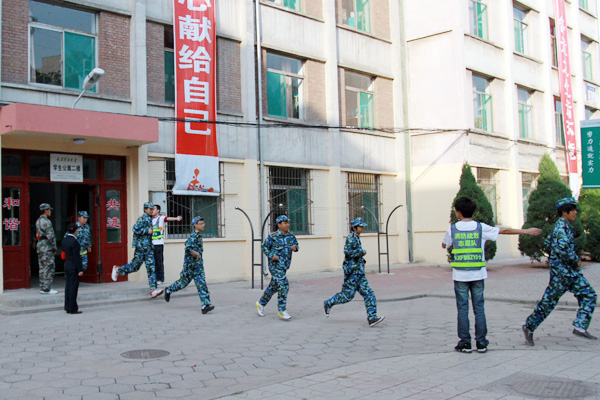 我院举行新生地震消防综合应急疏散演练 我院举行新生地震消防综合应急疏散演练