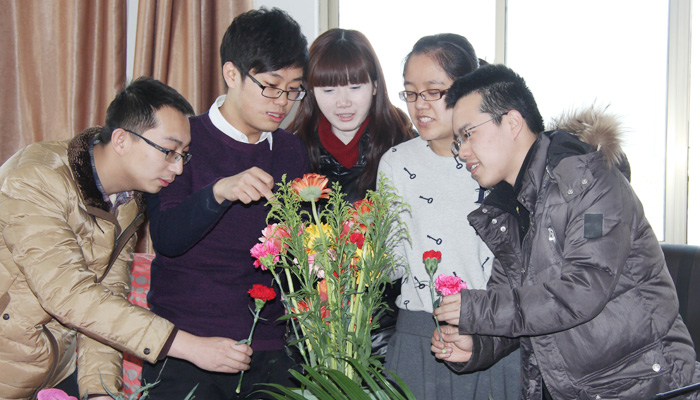 我院举行“青春·知性·美丽”庆祝“三八”妇女节插花比赛