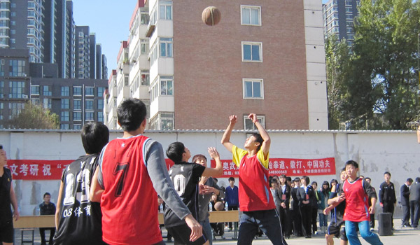 我院千峰校区举行“第四届新生篮球赛” 我院千峰校区举行“第四届新生篮球赛”