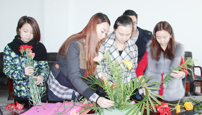 我院举行“青春·知性·美丽”庆祝“三八”妇女节插花比赛