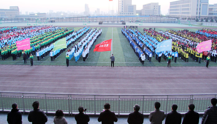 我院在孝义校区举行新学期升国旗仪式