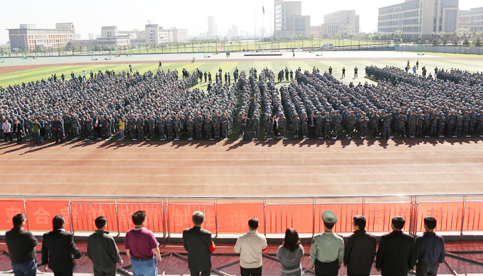 我院举行2015级新生地震消防综合应急疏散演练