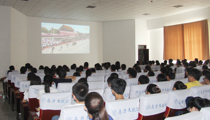 我院组织学生集体收看抗战胜利70周年阅兵式直播