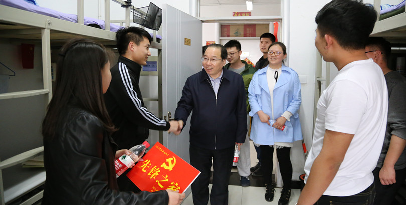 我院宿舍文化月“先锋之家”成功挂牌