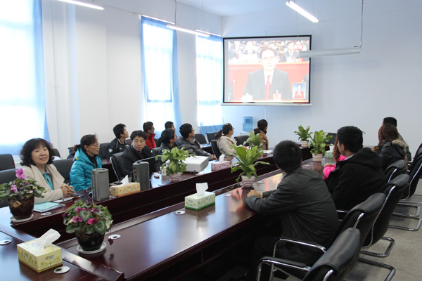 我院组织师生收看党的十八大开幕会