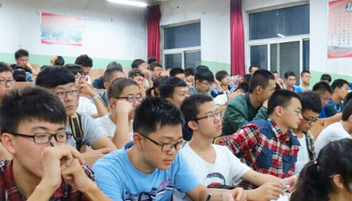 我院成功举办2014-2015学年安全教育讲座
