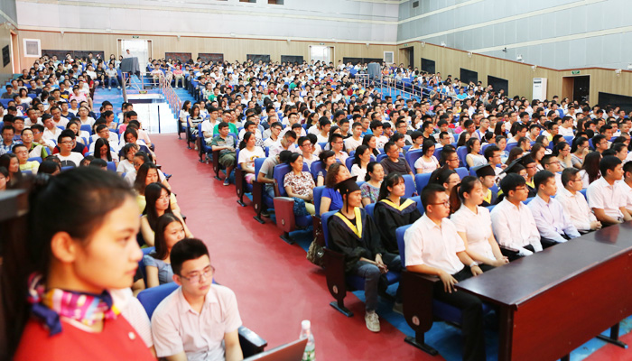 我院隆重举行2015届毕业生毕业典礼暨学位授予大会
