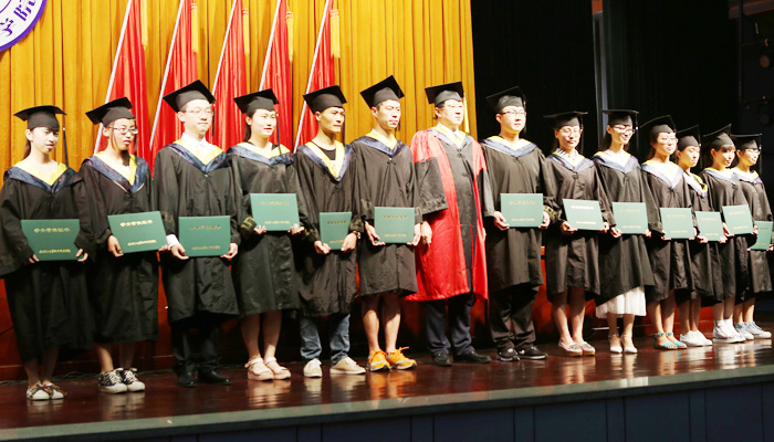 我院隆重举行2015届毕业生毕业典礼暨学位授予大会