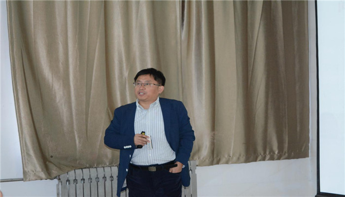天津大学杨全红教授应邀来我院作题为《简单造就神奇—碳、石墨烯和科学研究》的学术讲座