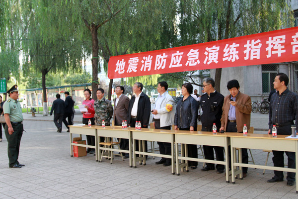 我院举行新生地震消防综合应急疏散演练 我院举行新生地震消防综合应急疏散演练