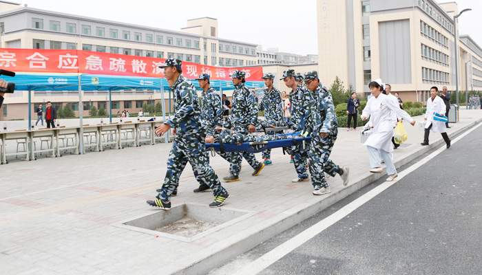 我院举行2014级新生地震消防综合应急疏散演练